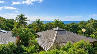 Les Pieds dans l Eau Bungalow sur la plage de Petite Anse - 1