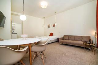Modern, bright studio in a great location - 2
