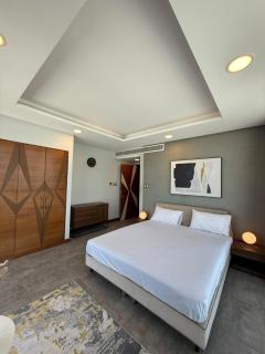 2-Bed Flat with 1 Double & 2 Single Beds - 1