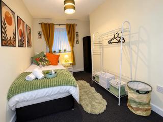 2 bed long and short stay secure gated parking sleeps 4 - 1