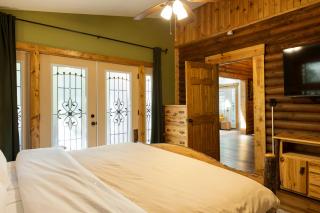 New Hot Tub - Diamond Creek Cabin Sleeps Up to 6 - 1