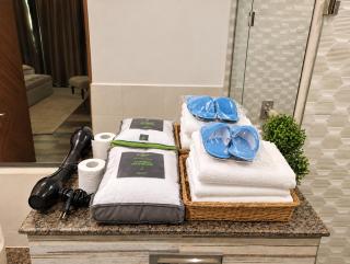 Luxury Serviced Apartments by Alvis Suite - Goldcrest Mall DHA Phase 4 - Free Parking - 1