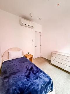 2BR w Balcony Quiet & Modern Steps to Casco - 9