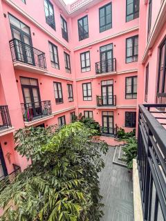 2BR w Balcony Quiet & Modern Steps to Casco - 8