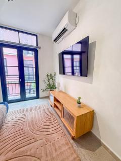 2BR w Balcony Quiet & Modern Steps to Casco - 6