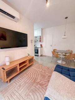 2BR w Balcony Quiet & Modern Steps to Casco - 4