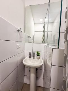 2BR w Balcony Quiet & Modern Steps to Casco - 3