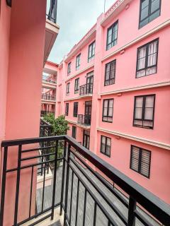 2BR w Balcony Quiet & Modern Steps to Casco - 1