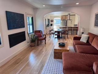 Bright, modern home 3-min walk from Light Rail! - 9
