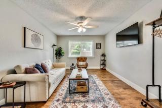 Near Downtown Dallas - The Dapper Charm - 3