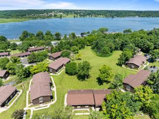 YOUR New Luxury Lakeview Condo w Pool Access - 9