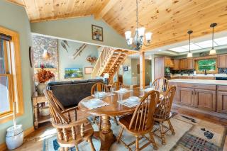 Kim's Cove Motorcycle-Friendly Cabin - 2