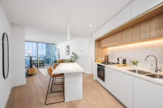 Level 66 Sky High Retreat with Pool and Sauna, Near Marvel Stadium - 6