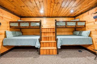 Broken Bow Lodge Hot Tub, Sleeps 18 - Broken Bow - 1