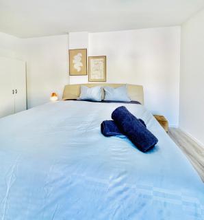 Charming 2BR & LR House with Terrace Near Vienna - 7