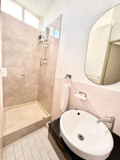Lovely 2-bedroom condo close to the beach… - 6