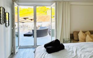 Charming 2BR & LR House with Terrace Near Vienna - 5