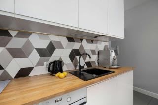 Spacious Apartment in Kielce with Workspace by Noclegi Renters - 4