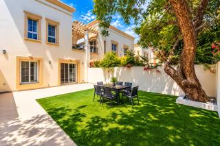 Vogue Vacation Homes, Springs Emirates Living near The Springs Souk, JBR, Marina, Mall of the Emirates, Spacious Villa with Garden and access to Lake and all Amenities in the Community - Dubai - 7