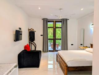 Canal's Edge Studio Apartment - 6