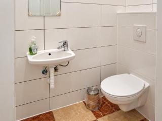 Bright 1-Bedroom Apartment with Spacious Living Room - Vienna - 2