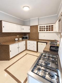 Elegant 3BR with lush balcony views - 7
