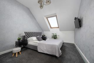 Spacious Apartment in Kielce with Workspace by Noclegi Renters - 8