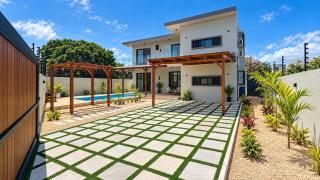 Modern 4BR Villa with Private Pool - Calodyne - 5