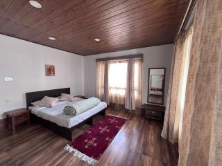Sera Loft - 2 Min walk to MG Marg - 6