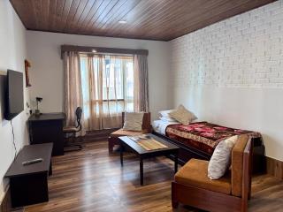 Sera Loft - 2 Min walk to MG Marg - 8