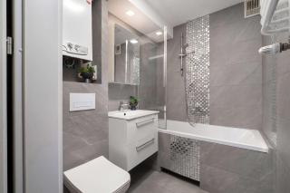 Przestronny Apartament w Centrum Kielc z Parkingiem by Noclegi Renters - 6