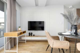Nowoczesny Apartament z Balkonem i Miejscem do Pracy by Noclegi Renters - 5