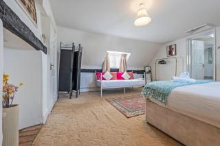 Hot Tub & Games Room - Sleeps 11 - 4BR Wyboston - 5