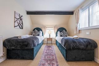 Hot Tub & Games Room - Sleeps 11 - 4BR Wyboston - 1