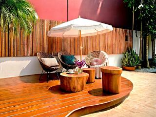 5th Ave, Beach & Cozumel Ferry 4 Min, ADO Bus 2 Min, Kitchenette, WiFi, AC, Laundromat, 1BR & 2BR Duplex Suites, Sleeps 2-8 - 1