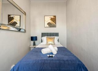 Stylish 3 Bedroom Home- Sleeps 5-Free Parking - 2
