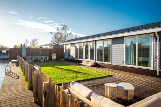 Waterfront tiny home with spacious garden - 8