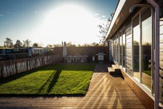 Waterfront tiny home with spacious garden - 3