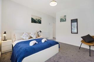 Chic 1BR Stay near Darlington Sleeps 2 with TV and WiFi - 1