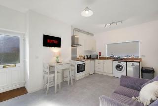 Chic 1BR Stay near Darlington Sleeps 2 with TV and WiFi - 6