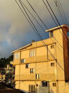 Rosa Villa Cozy Hillside Stay with Scenic Views - 9