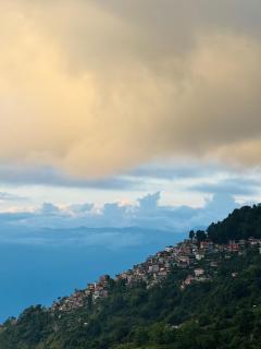 Rosa Villa Cozy Hillside Stay with Scenic Views - 1