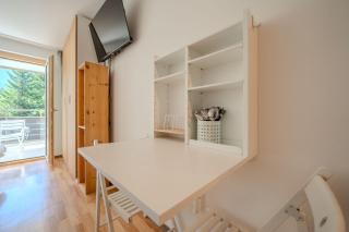 Alexandra 120 by Arosa Vacations, Renoviertes Studio mit Bergblick & Parking im Zentrum - 2