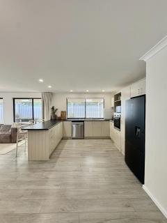 Spacious Coastal Home in Quinns Rocks - 8