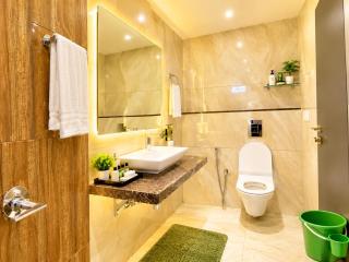 Premium Hotel Mahamaya M Shree Homestay - Near Shree Mahakal Temple and Railway Station - Fully Air Conditioned Room - wifi and off site Parking - 7