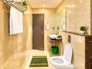 Premium Hotel Mahamaya M Shree Homestay - Near Shree Mahakal Temple and Railway Station - Fully Air Conditioned Room - wifi and off site Parking - 4