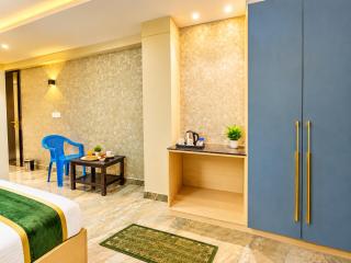 Premium Hotel Mahamaya M Shree Homestay - Near Shree Mahakal Temple and Railway Station - Fully Air Conditioned Room - wifi and off site Parking - 1