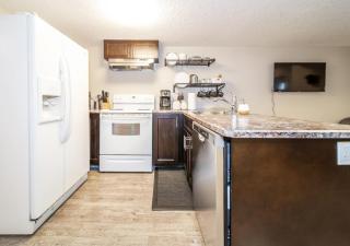 Bright Modern Suite - Netflix - WiFi - Long Stays - 5