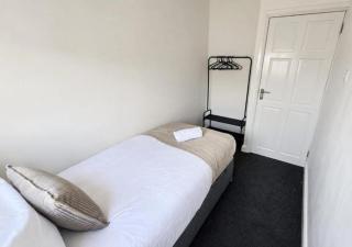 Modern 4-Bedroom House in Penn, Wolverhampton - 2