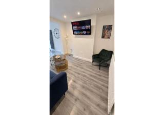 Modern 4-Bedroom House in Penn, Wolverhampton - Upper Penn - 2